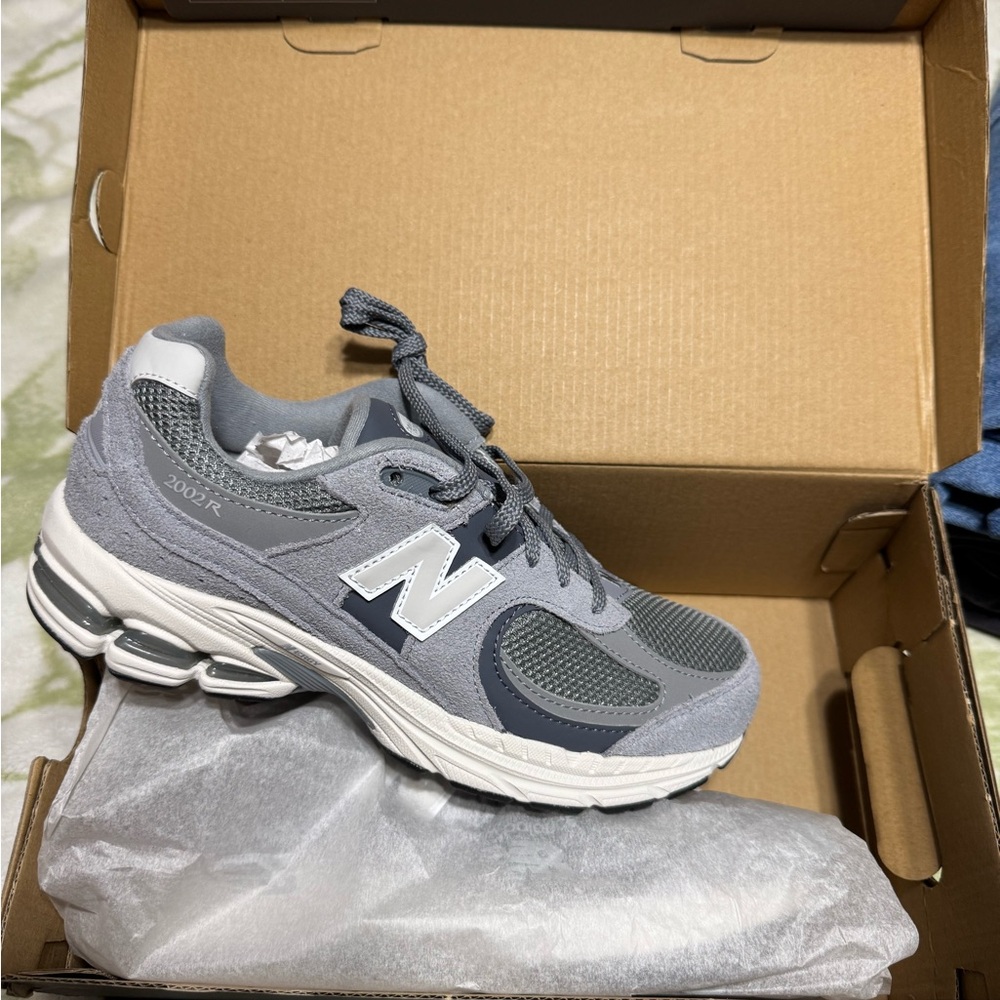 New Balance Gray Box